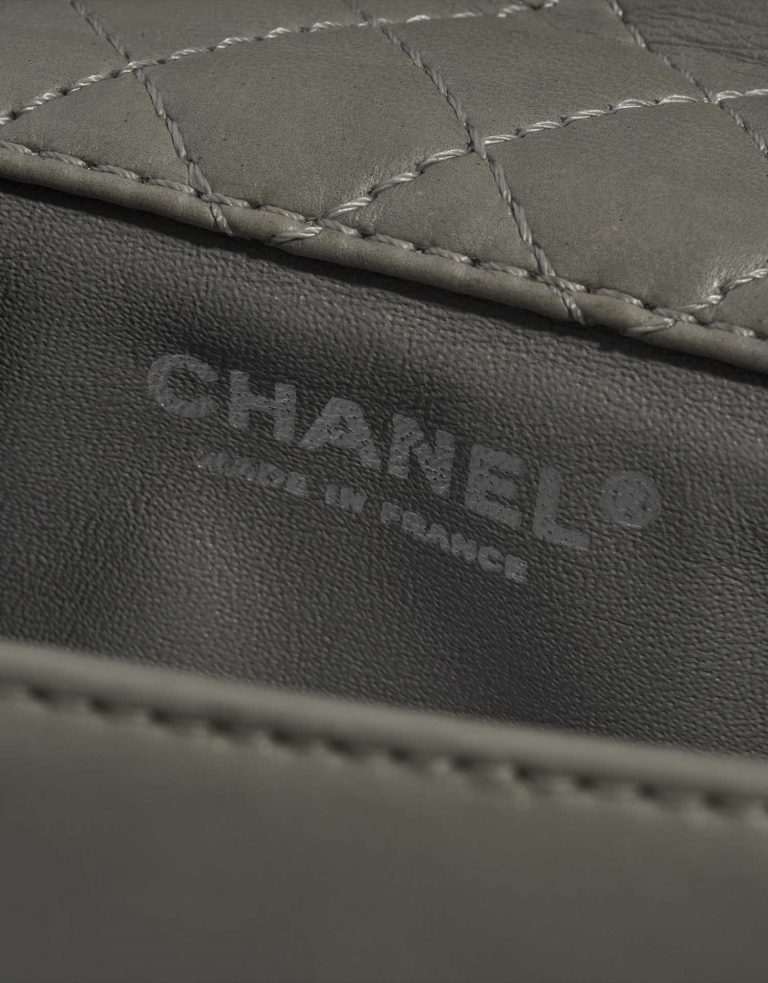 Chanel Timeless ExtraMini Grau Logo | Verkaufen Sie Ihre Designer-Tasche auf Saclab.com