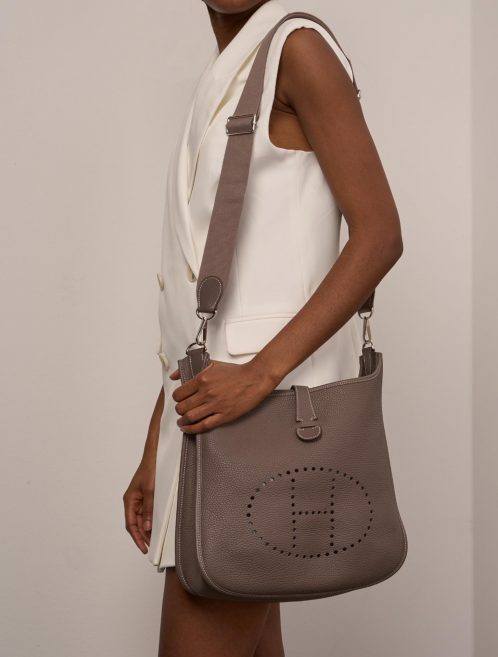 Hermès Evelyne 33 Etoupe Sizes Worn | Sell your designer bag on Saclab.com