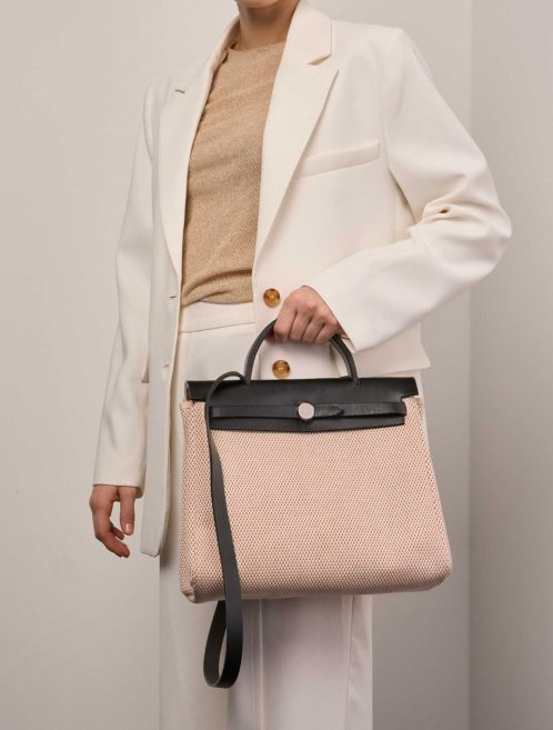 Hermès Herbag 31 Schwarz-Ecru-SableNaturel Größen Getragen | Verkaufen Sie Ihre Designer-Tasche auf Saclab.com