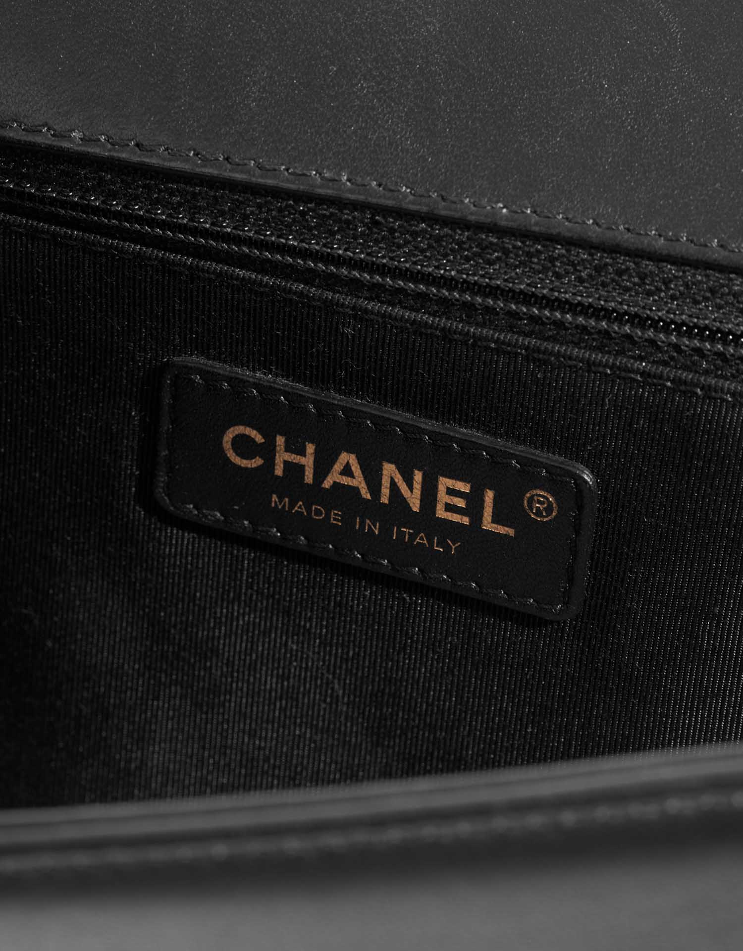 Chanel Boy Large Black Logo | Verkaufen Sie Ihre Designer-Tasche auf Saclab.com