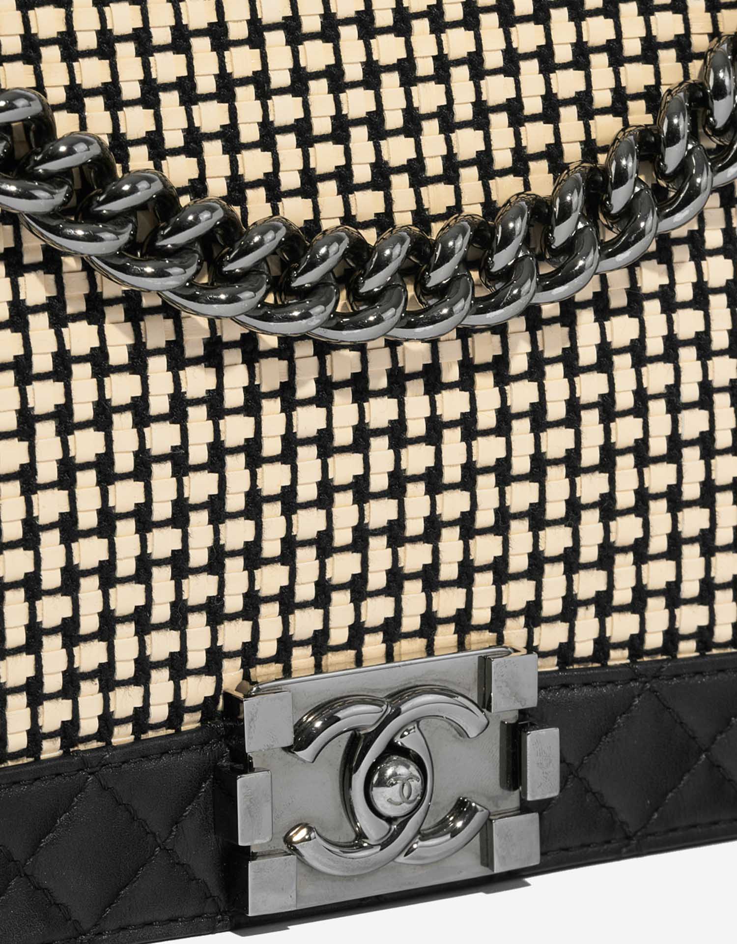 Chanel Boy Large Noir-Beige Système de fermeture | Vendez votre sac de créateur sur Saclab.com