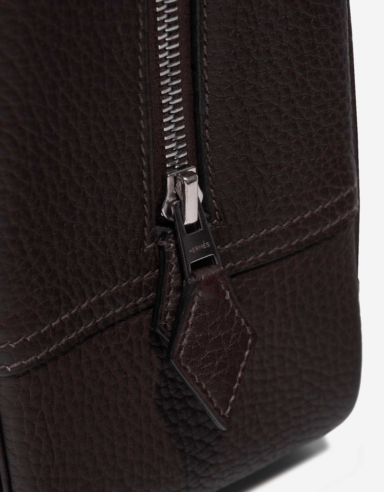 Hermès Plume 32 Chocolate Closing System  | Sell your designer bag on Saclab.com