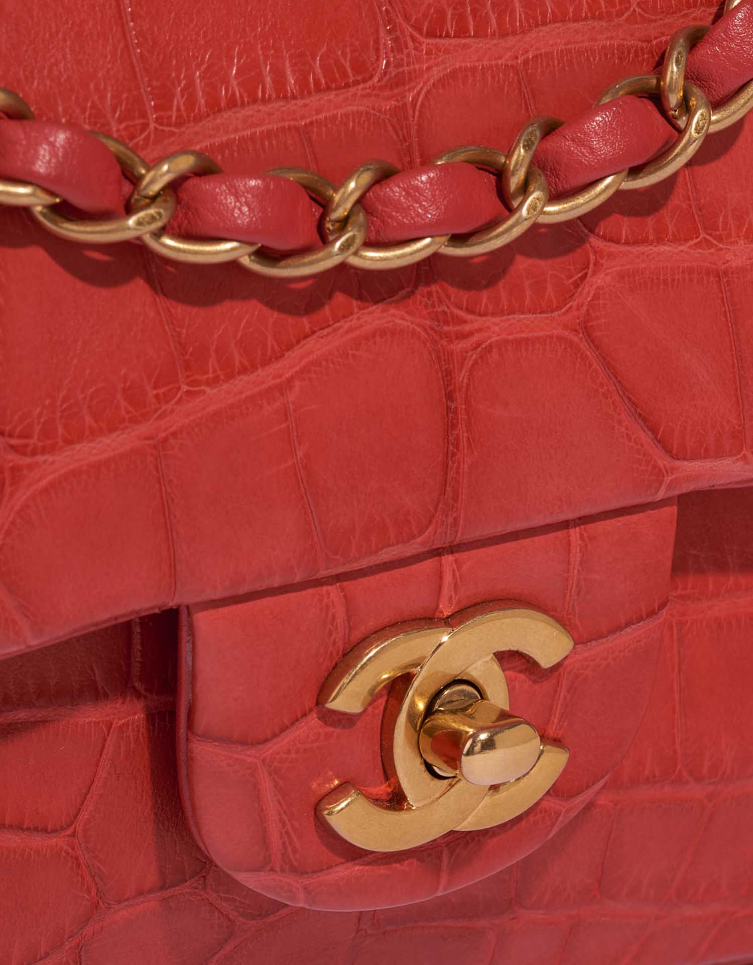 Chanel Classique Medium Rouge Système de fermeture | Vendez votre sac de créateur sur Saclab.com