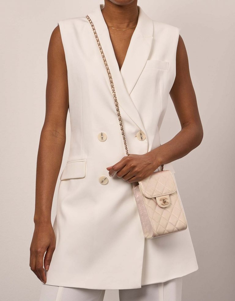 Sac Chanel d'occasion Timeless Phone Holder Lamb Metallic Pearl White White Front | Vendez votre sac de créateur sur Saclab.com