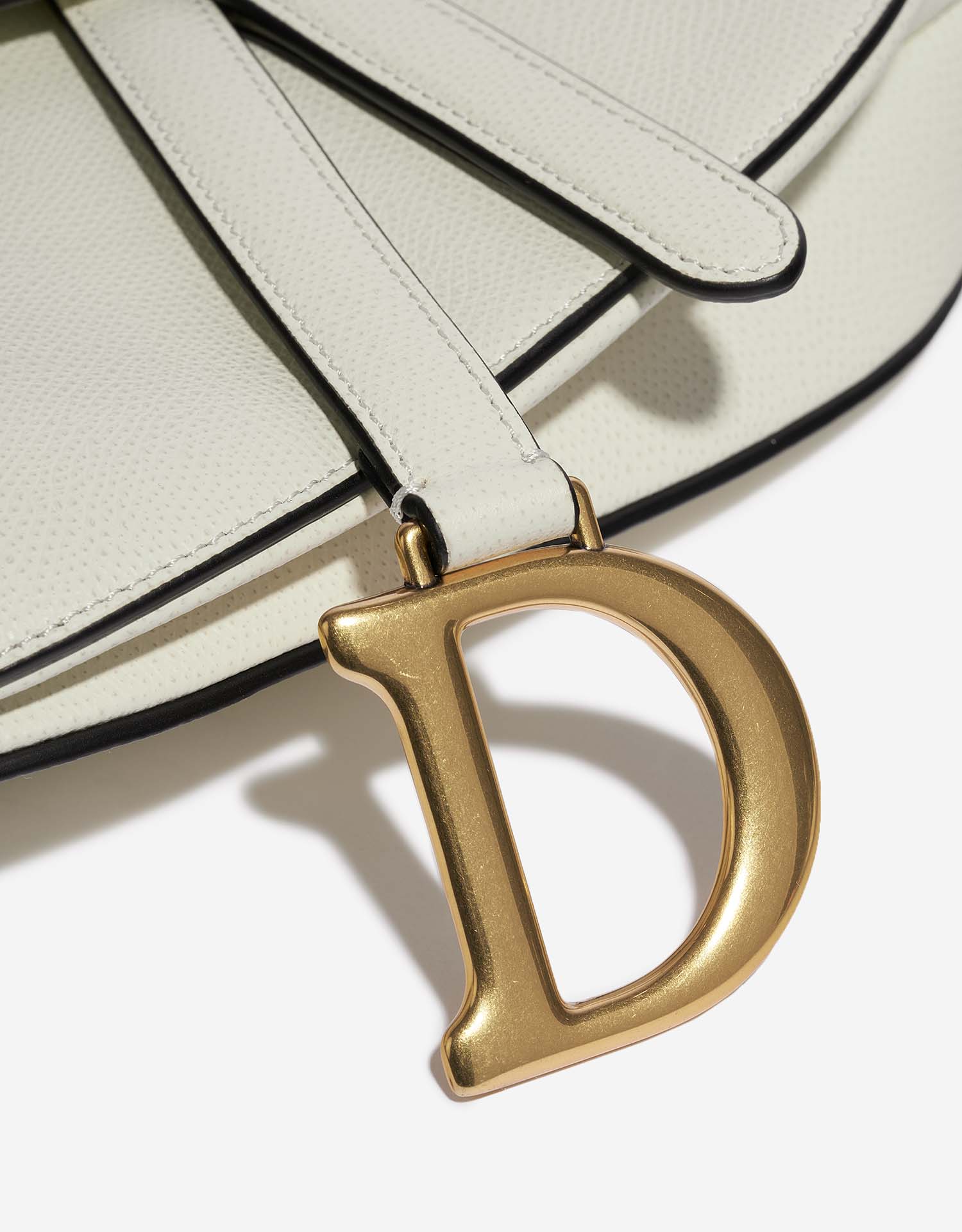 Dior Saddle Medium Cream Closing System  | Sell your designer bag on Saclab.com