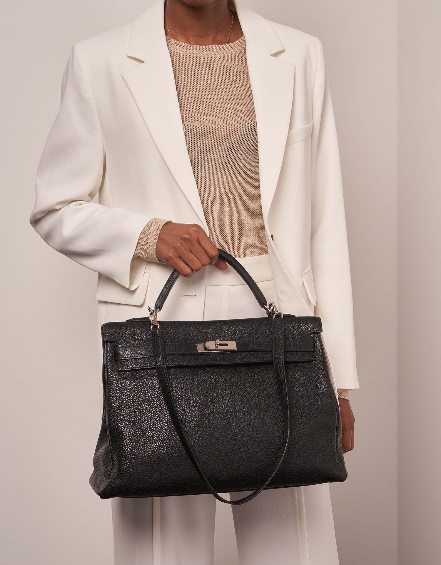 Hermès Kelly 40 Black Sizes Worn | Sell your designer bag on Saclab.com