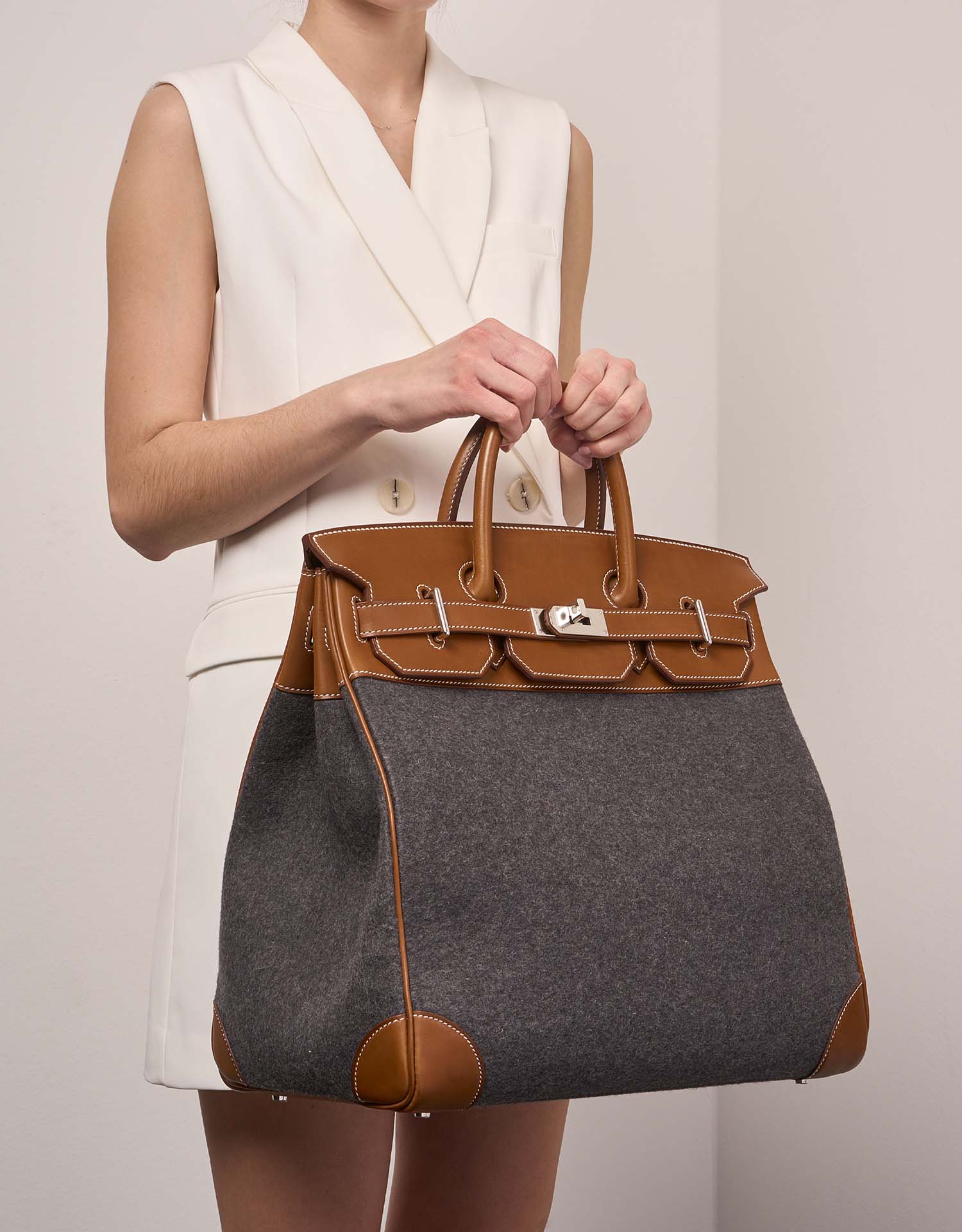 Hermès HautACourroies 40 GrisMoyen-Fauve 1M | Sell your designer bag on Saclab.com