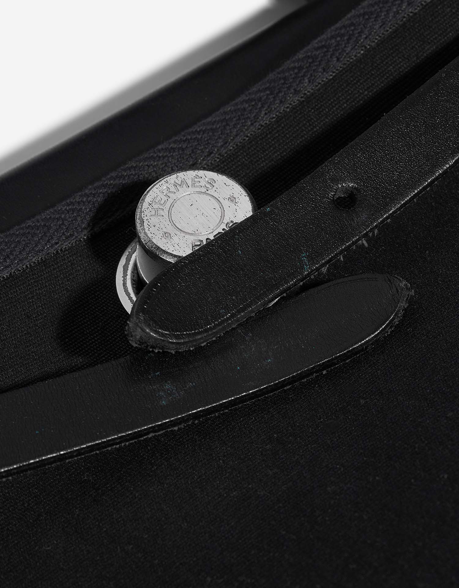 Hermès Herbag 31 Black signs of wear| Sell your designer bag on Saclab.com