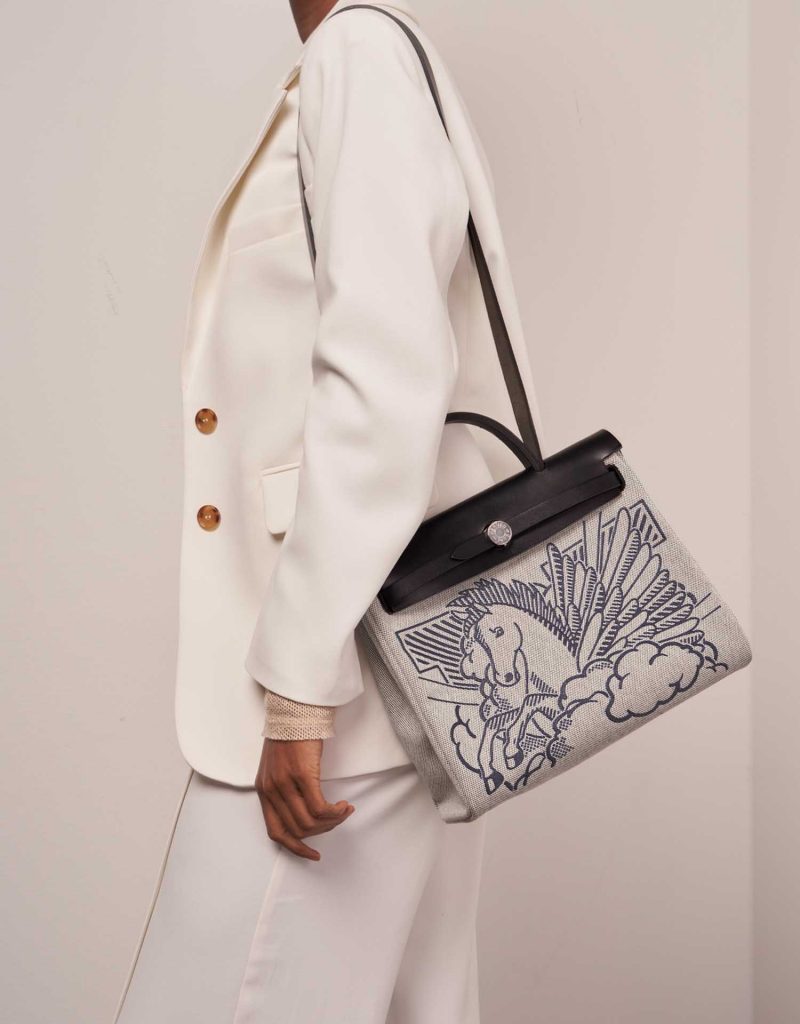 Hermès Herbag 31 Schwarz-Ecru Größen Getragen | Verkaufen Sie Ihre Designer-Tasche auf Saclab.com