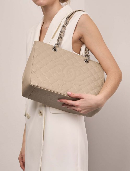 Chanel ShoppingTote Grand Beige Sizes Worn | Sell your designer bag on Saclab.com