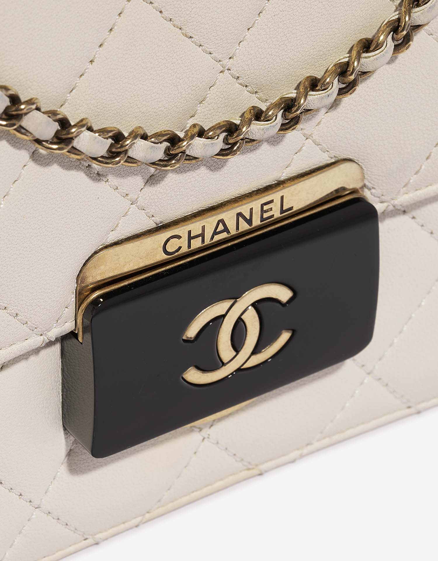 Chanel TimelessFlap Creme Closing System  | Sell your designer bag on Saclab.com