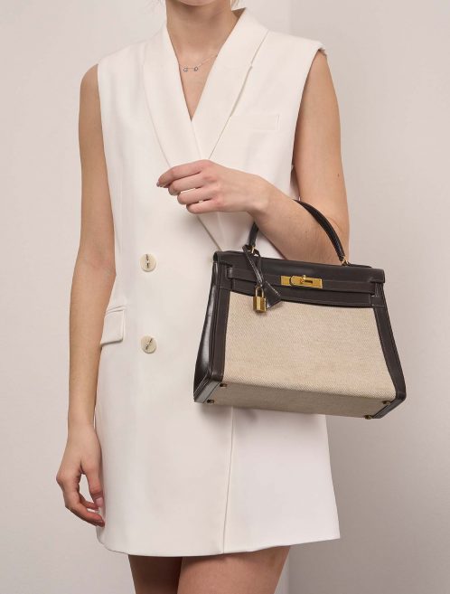 Hermès KellyToile 28 Ecru-Chocolate Sizes Worn | Sell your designer bag on Saclab.com