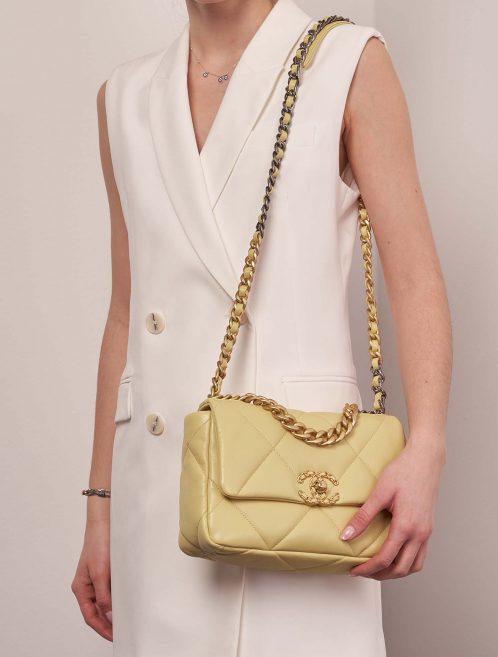 Chanel 19 FlapBag Pastellgelb Größen Getragen | Verkaufen Sie Ihre Designer-Tasche auf Saclab.com