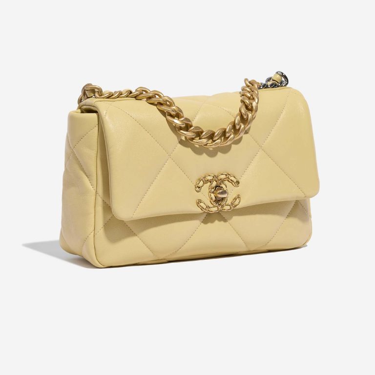 Chanel 19 FlapBag PastelYellow Side Front | Verkaufen Sie Ihre Designer-Tasche auf Saclab.com