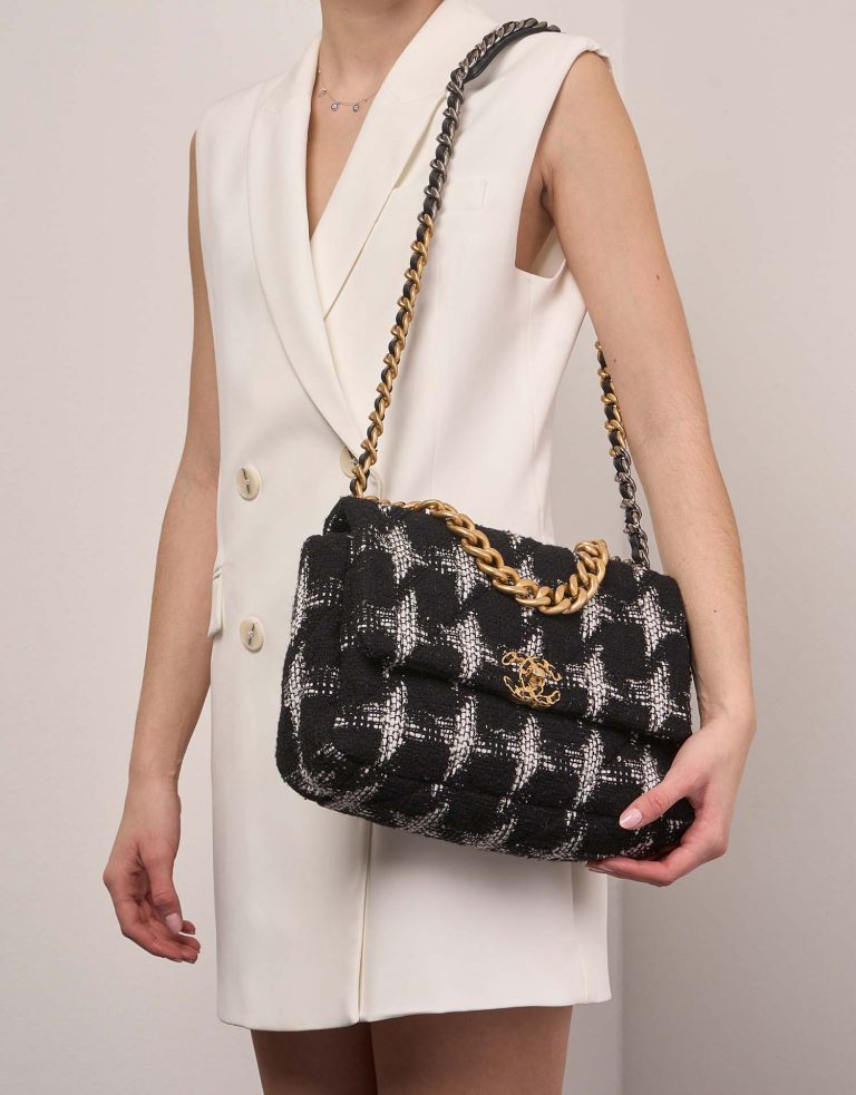 Chanel 19 LargeFlapBag Schwarz-Weiß 0F | Verkaufen Sie Ihre Designer-Tasche auf Saclab.com