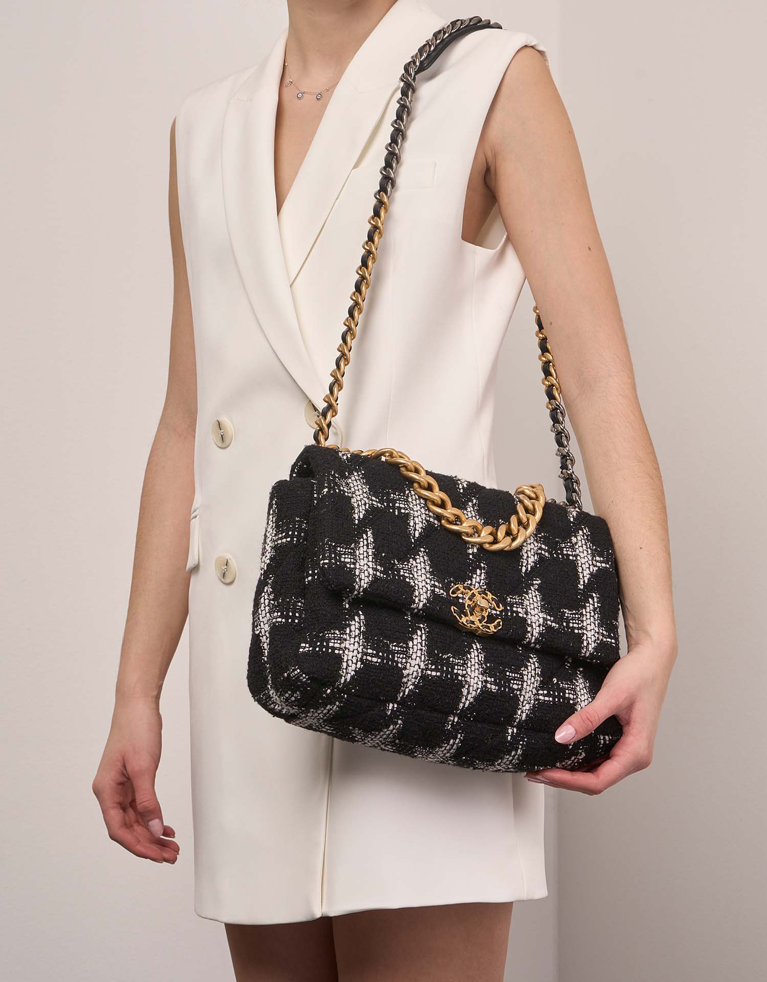 Chanel 19 Flap Bag Large Tweed Black / White