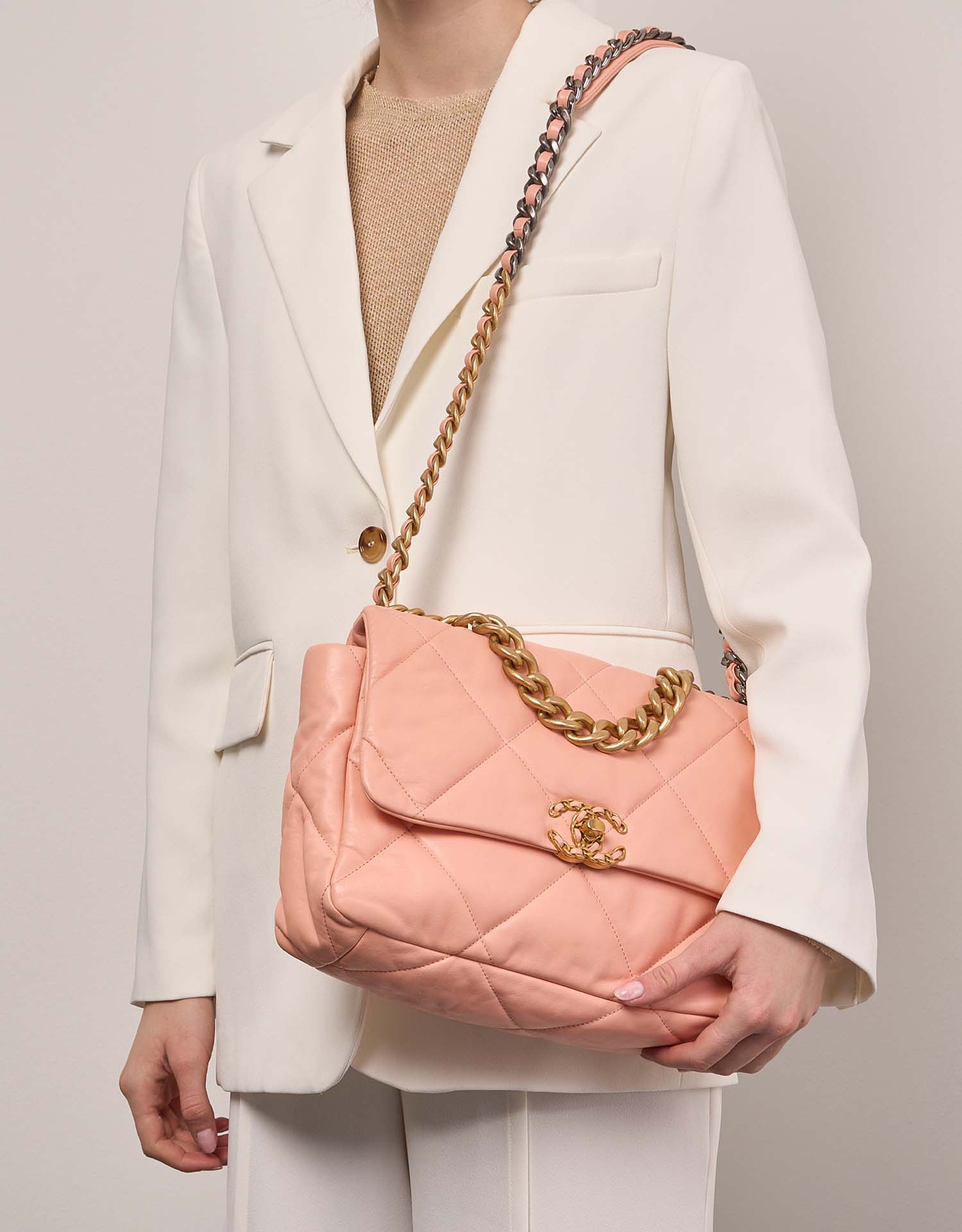 Delegation ekspertise Årligt Chanel 19 Flap Bag Large Lamb Peach | SACLÀB