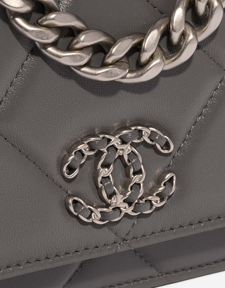 Chanel 19 WOC Grey Closing System  | Sell your designer bag on Saclab.com