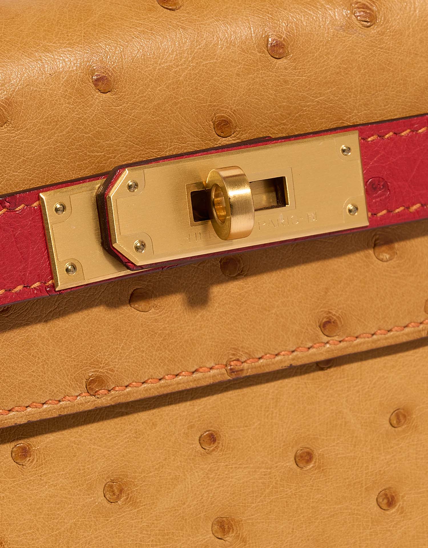 Hermès Kelly 28 Gold-RougeVif Closing System  | Sell your designer bag on Saclab.com