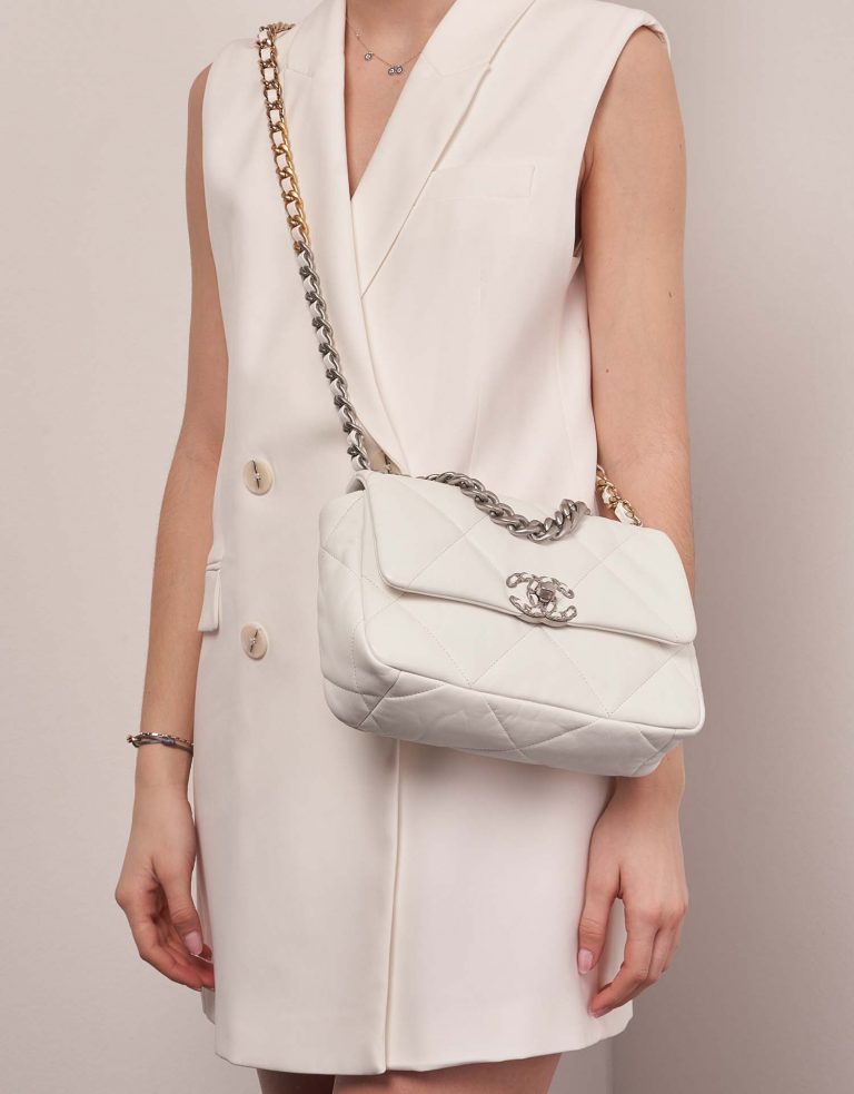 Chanel 19 FlapBag White Sizes Worn | Sell your designer bag on Saclab.com