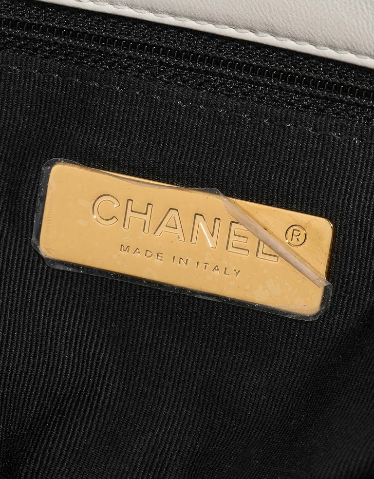 Chanel 19 FlapBag White Logo | Verkaufen Sie Ihre Designer-Tasche auf Saclab.com