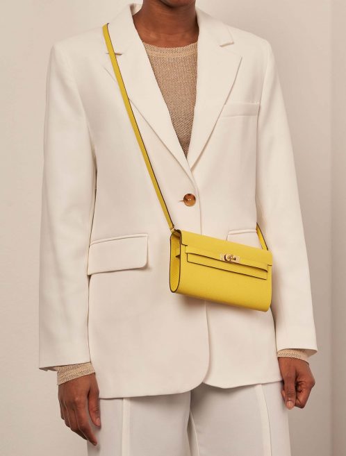 Hermès Kelly ToGo JauneDeNaples Tailles Porté | Vendez votre sac de créateur sur Saclab.com