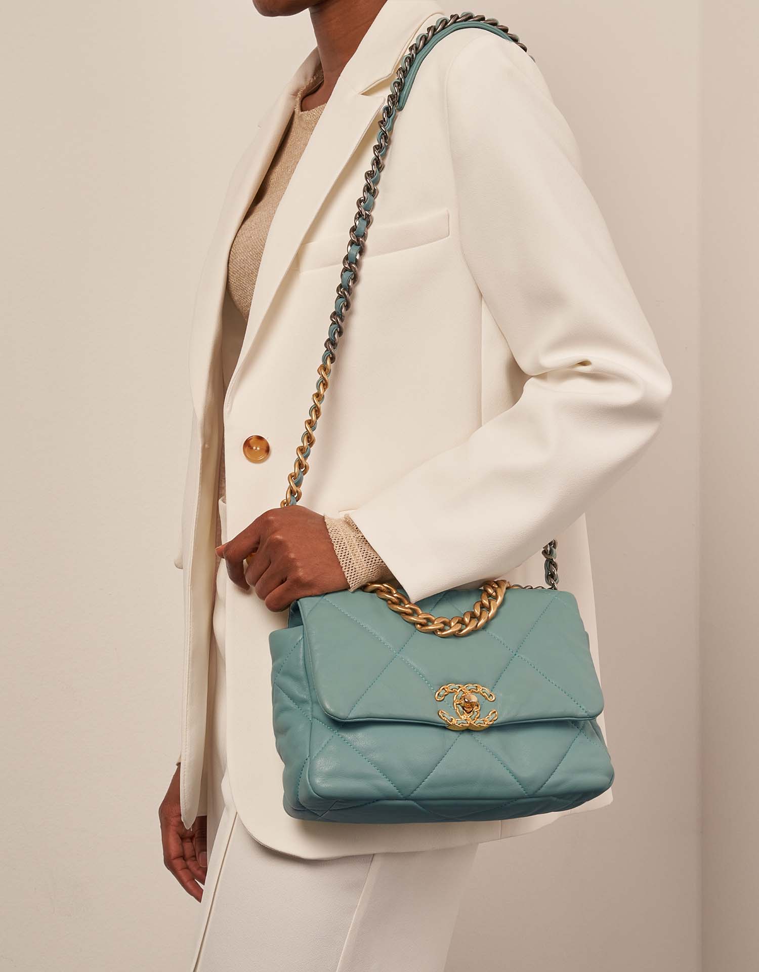 Chanel 19 LightGreen 1M | Sell your designer bag on Saclab.com