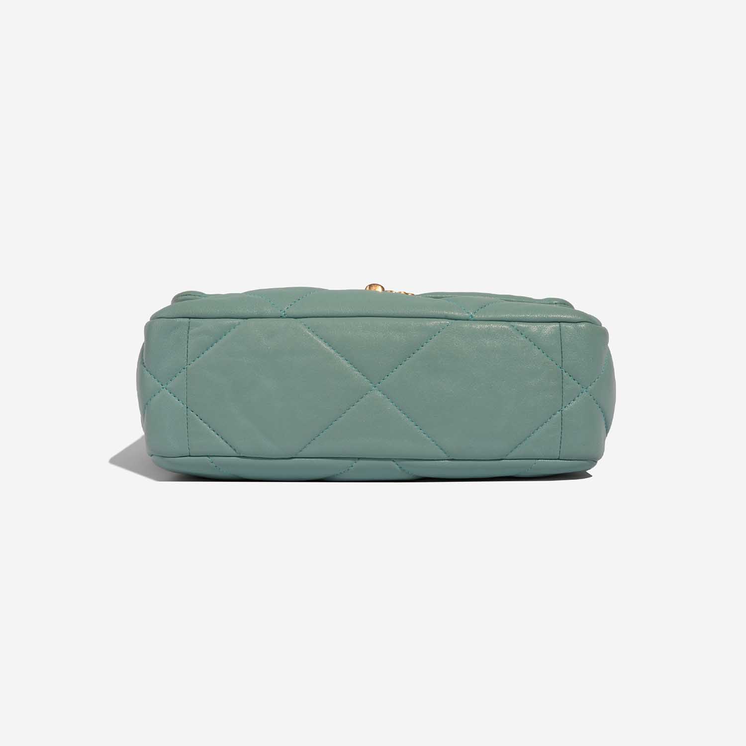 Chanel 19 LightGreen 8BTM S | Sell your designer bag on Saclab.com