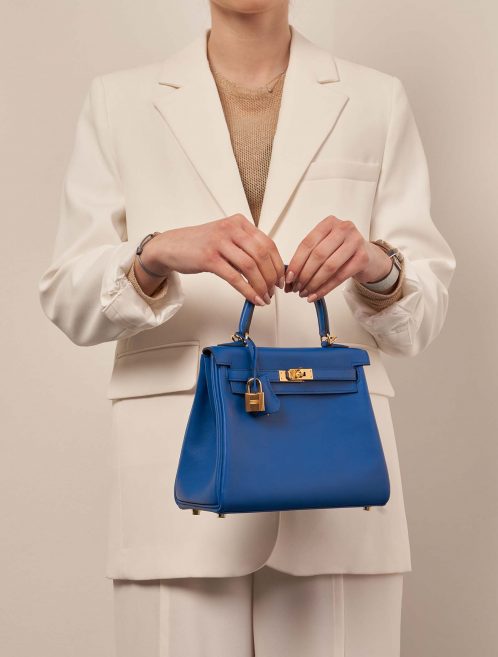Hermès Kelly 25 BleuFrance Tailles Porté | Vendez votre sac de créateur sur Saclab.com