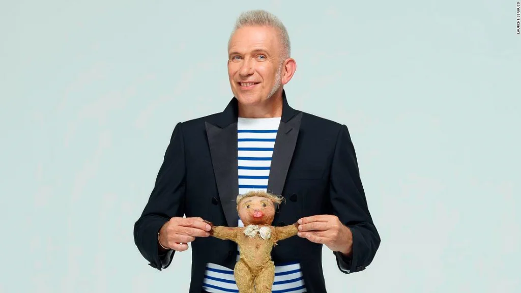 Jean-Paul Gaultier avec l'ours en peluche Nana