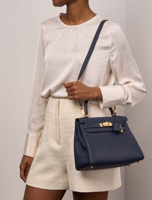 Hermès Kelly 28 BleuSaphir Größen Getragen | Verkaufen Sie Ihre Designer-Tasche auf Saclab.com