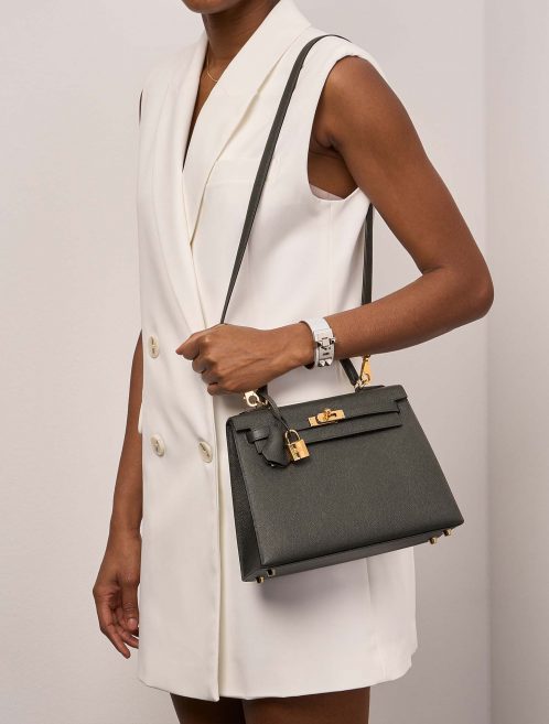 Hermès Kelly 25 VertDeGris Sizes Worn | Sell your designer bag on Saclab.com
