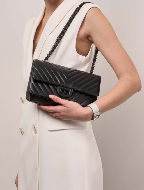 Chanel 255Reissue 225 Black Sizes Worn | Sell your designer bag on Saclab.com