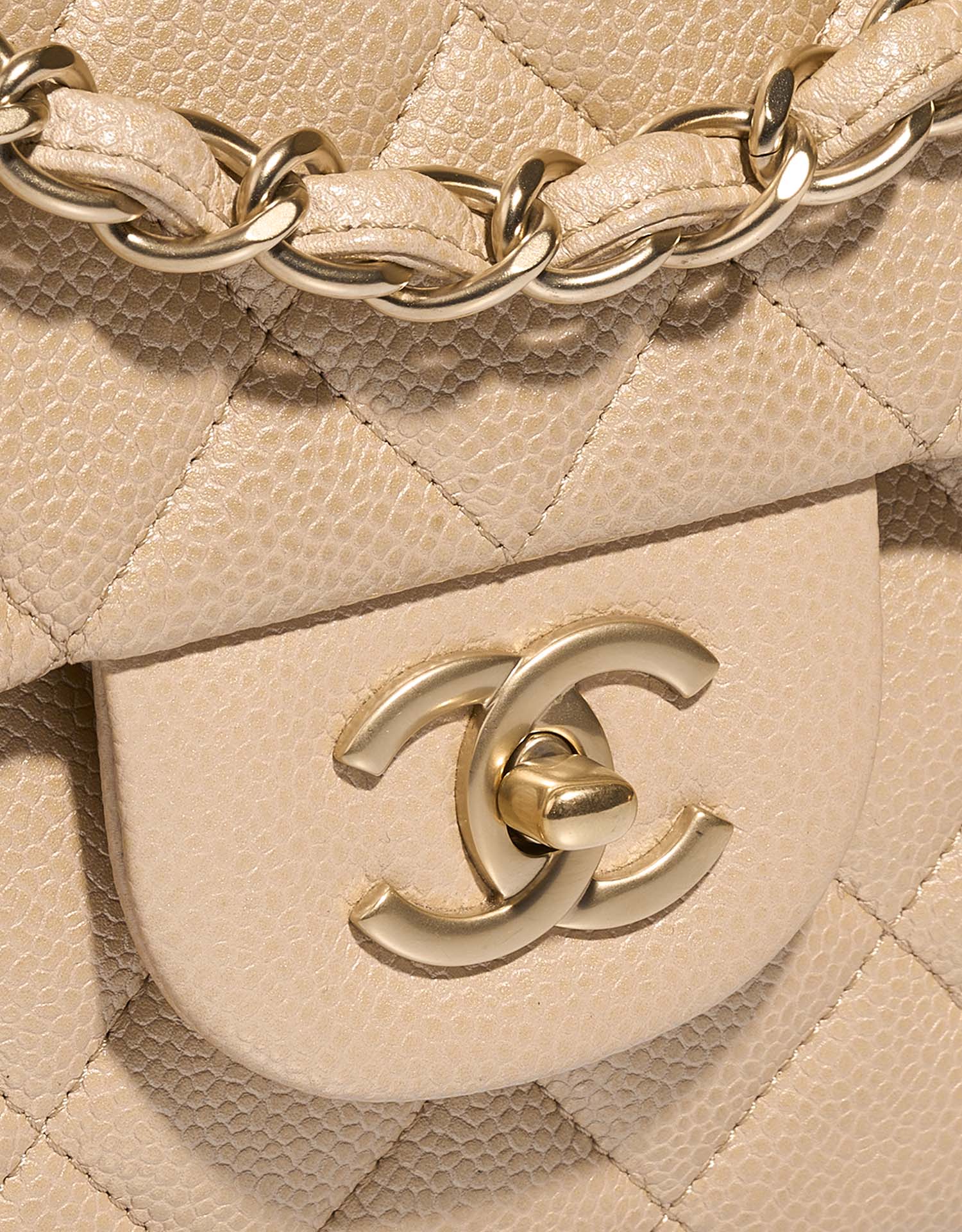 Chanel Classique Jumbo Beige Système de fermeture | Vendez votre sac de créateur sur Saclab.com