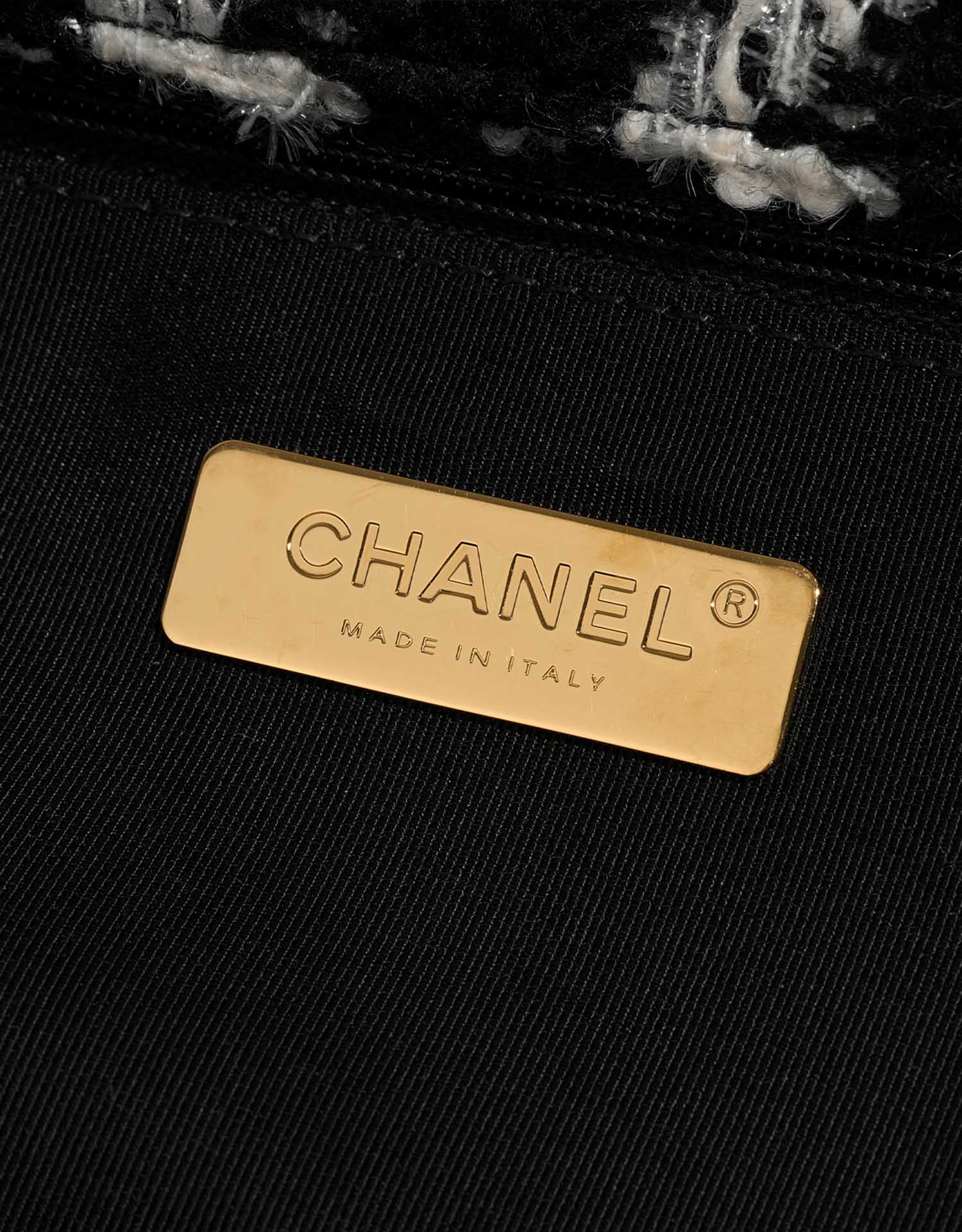 Gebrauchte Chanel Tasche 19 Flap Bag Maxi Tweed Schwarz / Weiß Schwarz, Multicolour, Weiß | Verkaufen Sie Ihre Designer-Tasche auf Saclab.com