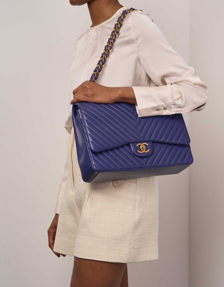 Pre-owned Chanel bag Timeless Chevron Maxi Lamb Blue Blue | Sell your designer bag on Saclab.com