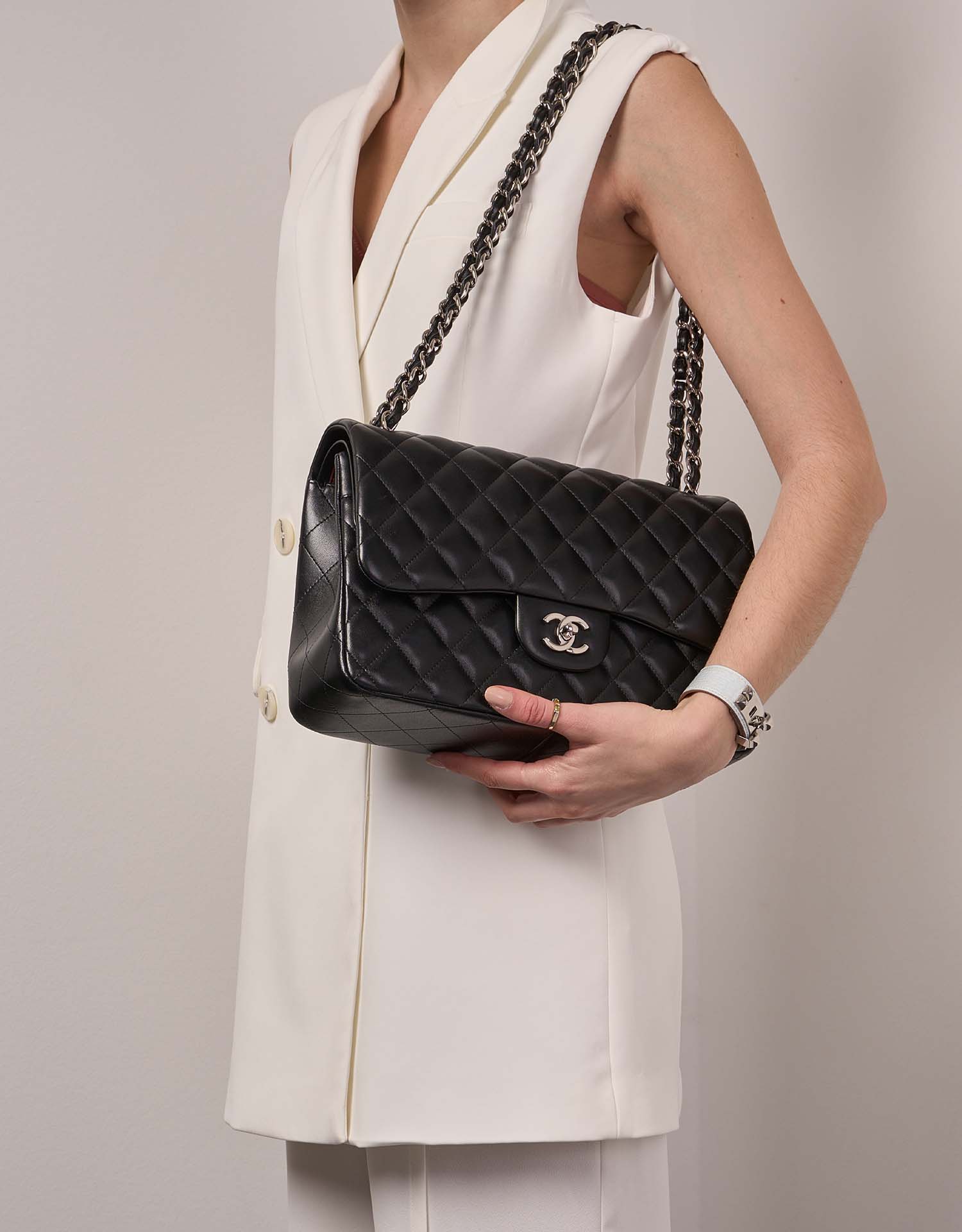 Chanel Timeless Jumbo Black Sizes Worn | Sell your designer bag on Saclab.com