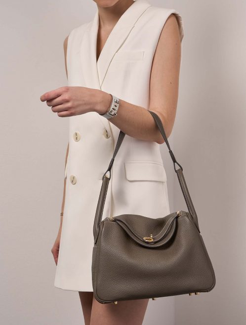 Hermès Lindy 30 Etoupe Sizes Worn | Sell your designer bag on Saclab.com