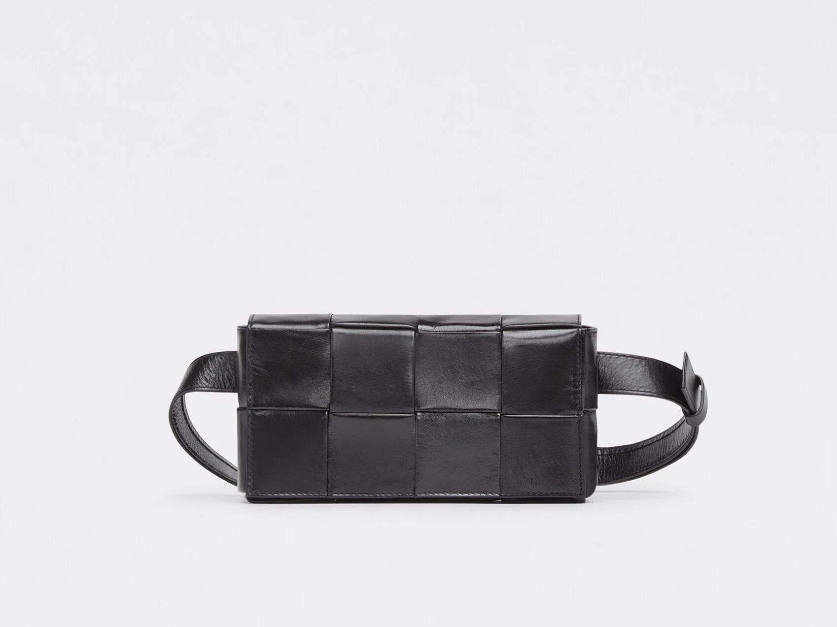 Eine Gürtelkassette in Schwarz. Bild: Bottega Veneta