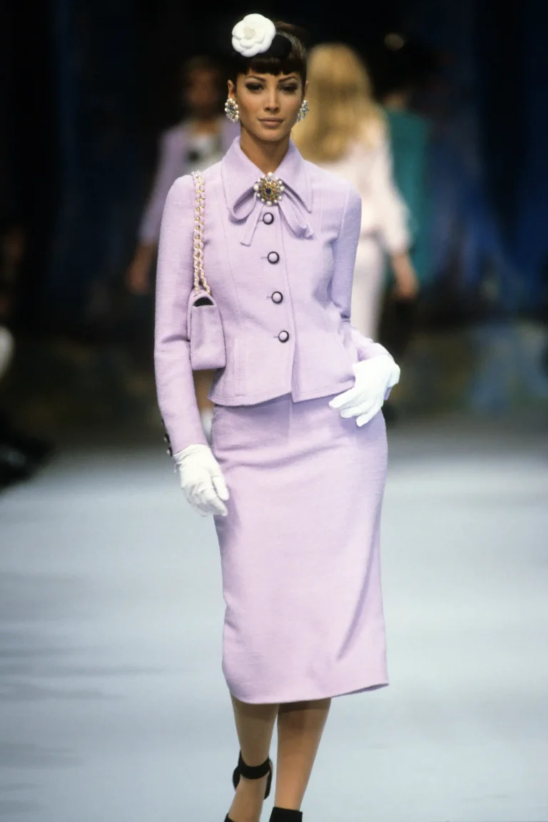 Christy Turlington défile pour Chanel printemps/été 1992