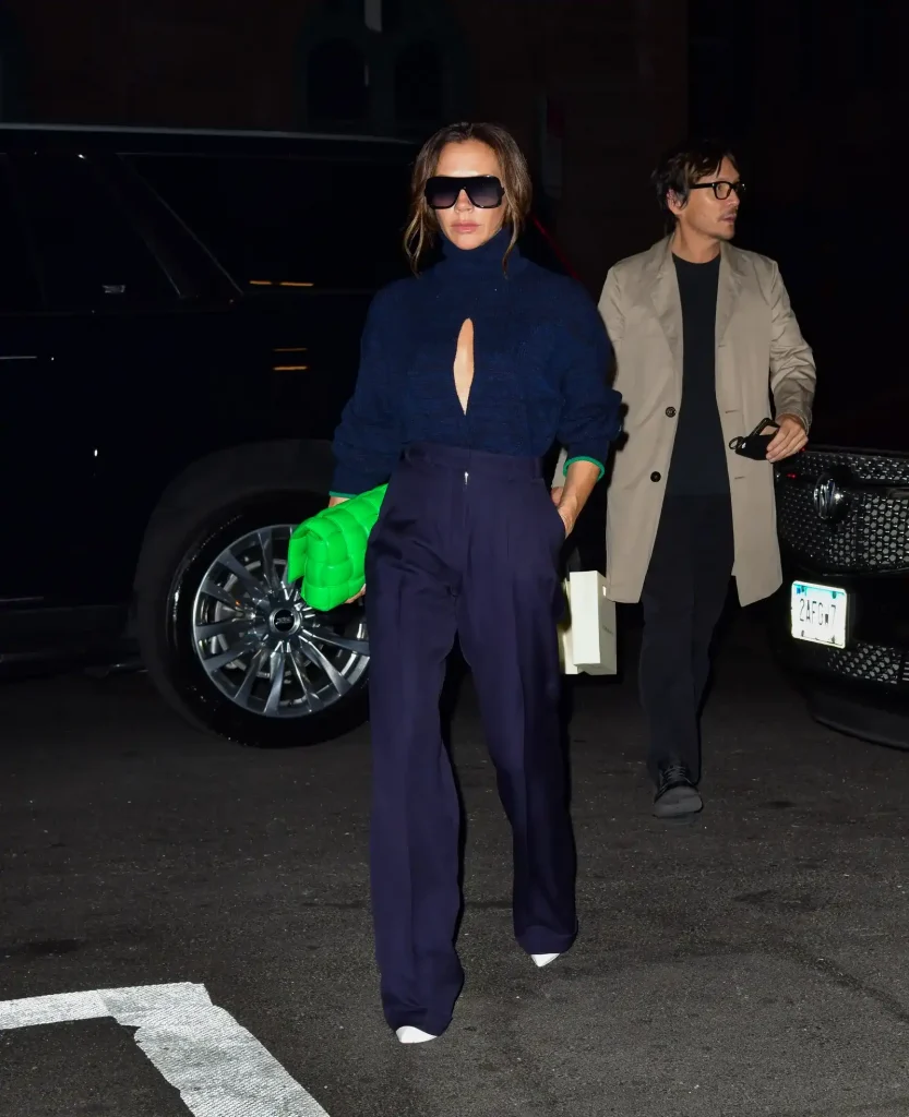 Victoria Beckham mit ihrer leuchtend grünen Kassetten-Tasche. Bild von James Devaney für Vogue