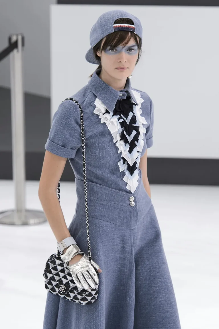 Chanel Frühjahr-Sommer 2016 Outfit und klassische Umhängetasche