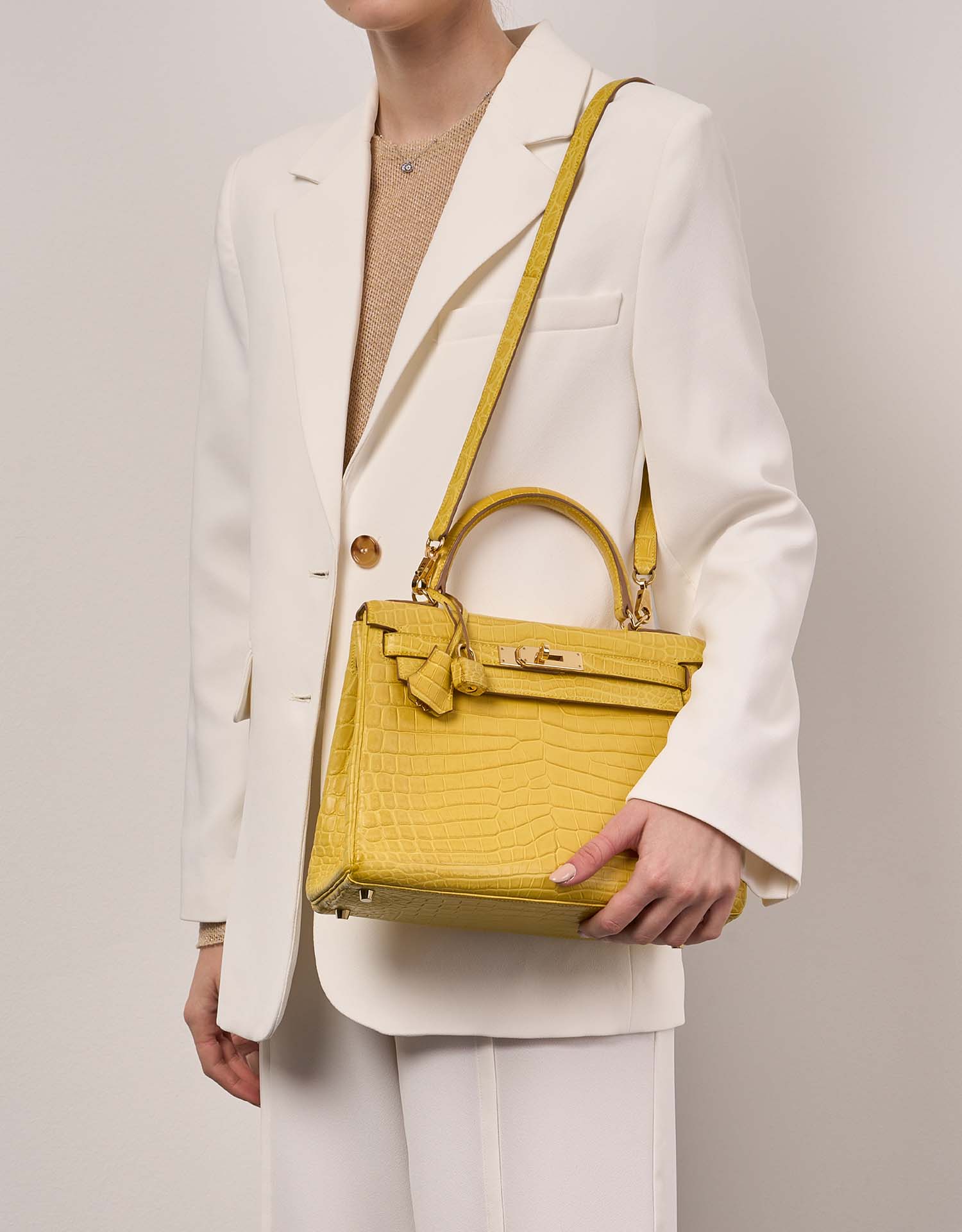 Hermès Kelly 28 JauneMimosa Sizes Worn | Sell your designer bag on Saclab.com