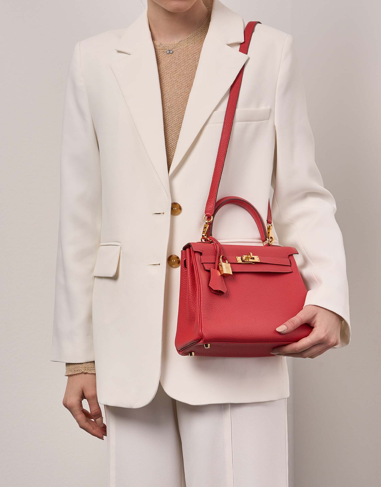 Hermès Kelly 25 RougePivoine Tailles Porté | Vendez votre sac de créateur sur Saclab.com