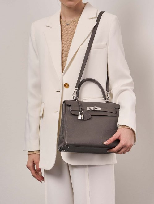 Hermès Kelly 28 Etain Größen Getragen | Verkaufen Sie Ihre Designer-Tasche auf Saclab.com