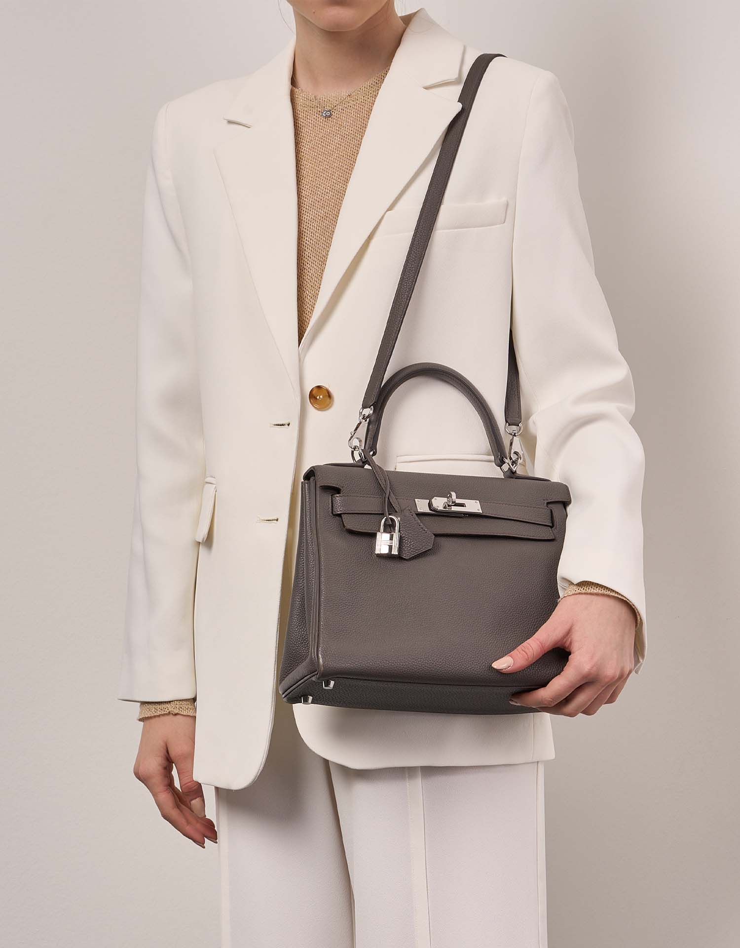 Hermès Kelly 28 Etain Sizes Worn | Sell your designer bag on Saclab.com
