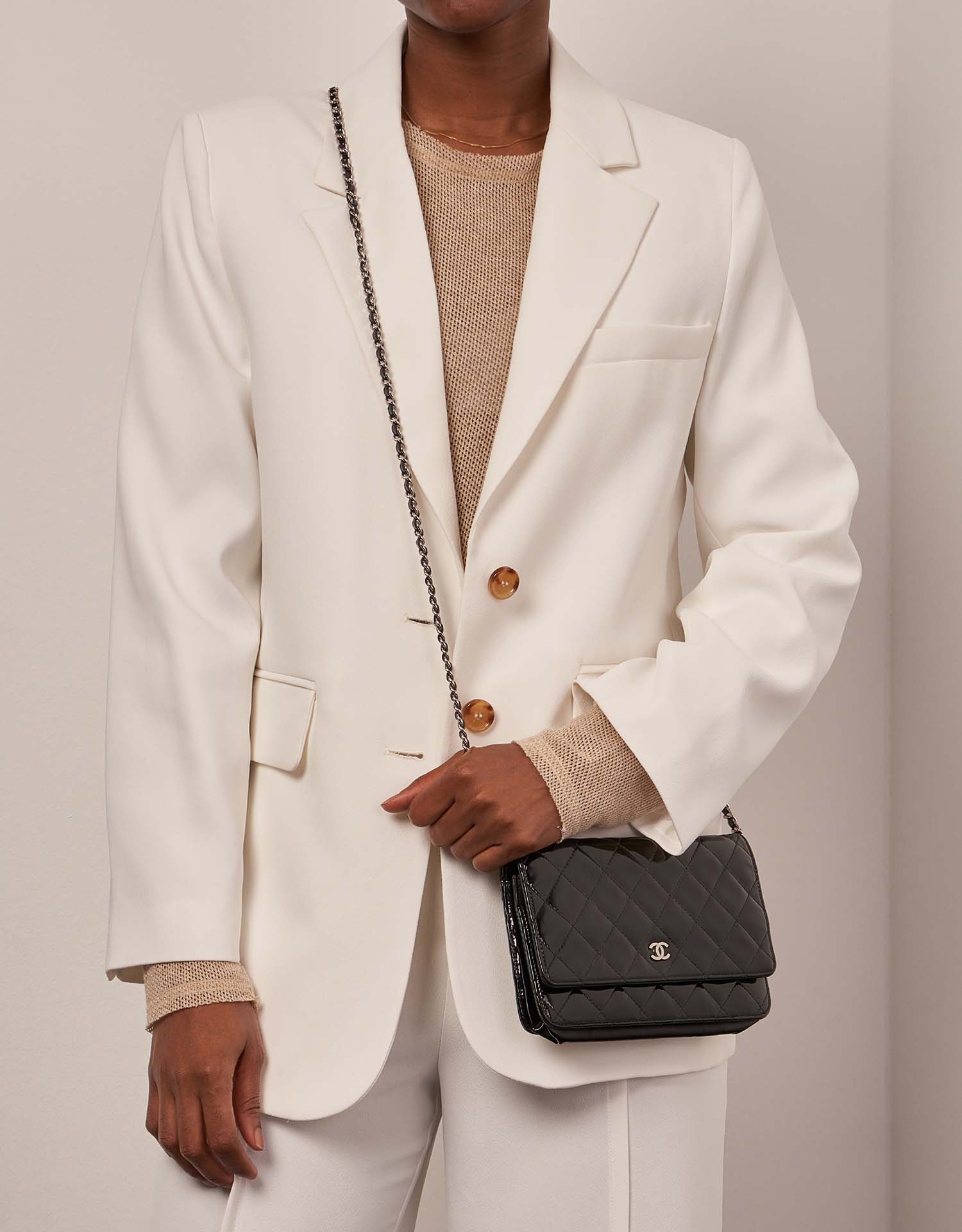 Chanel WOC Schwarz Größen Getragen | Verkaufen Sie Ihre Designer-Tasche auf Saclab.com