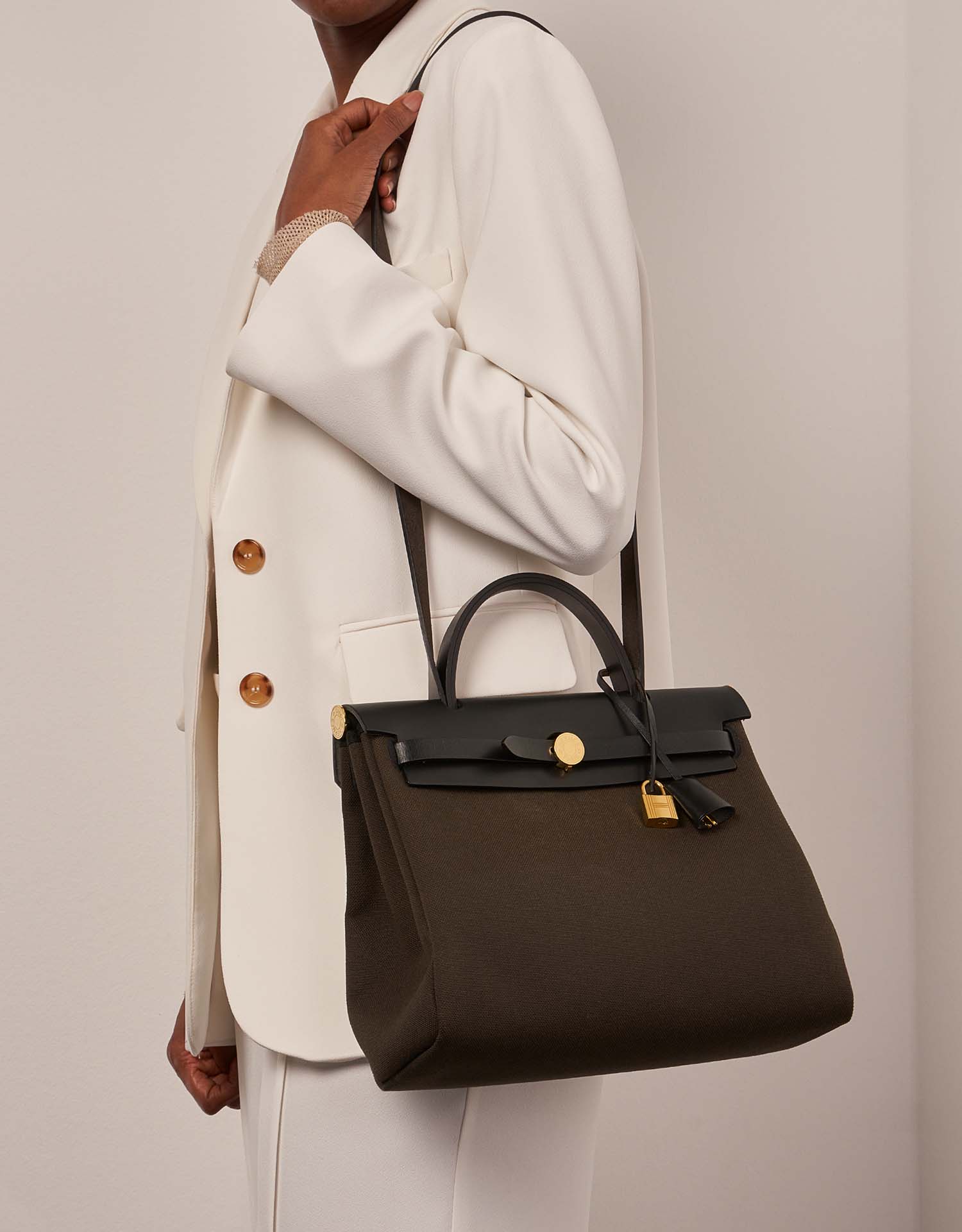 Hermès Herbag 31 Ebène-Noir Tailles Porté | Vendez votre sac de créateur sur Saclab.com