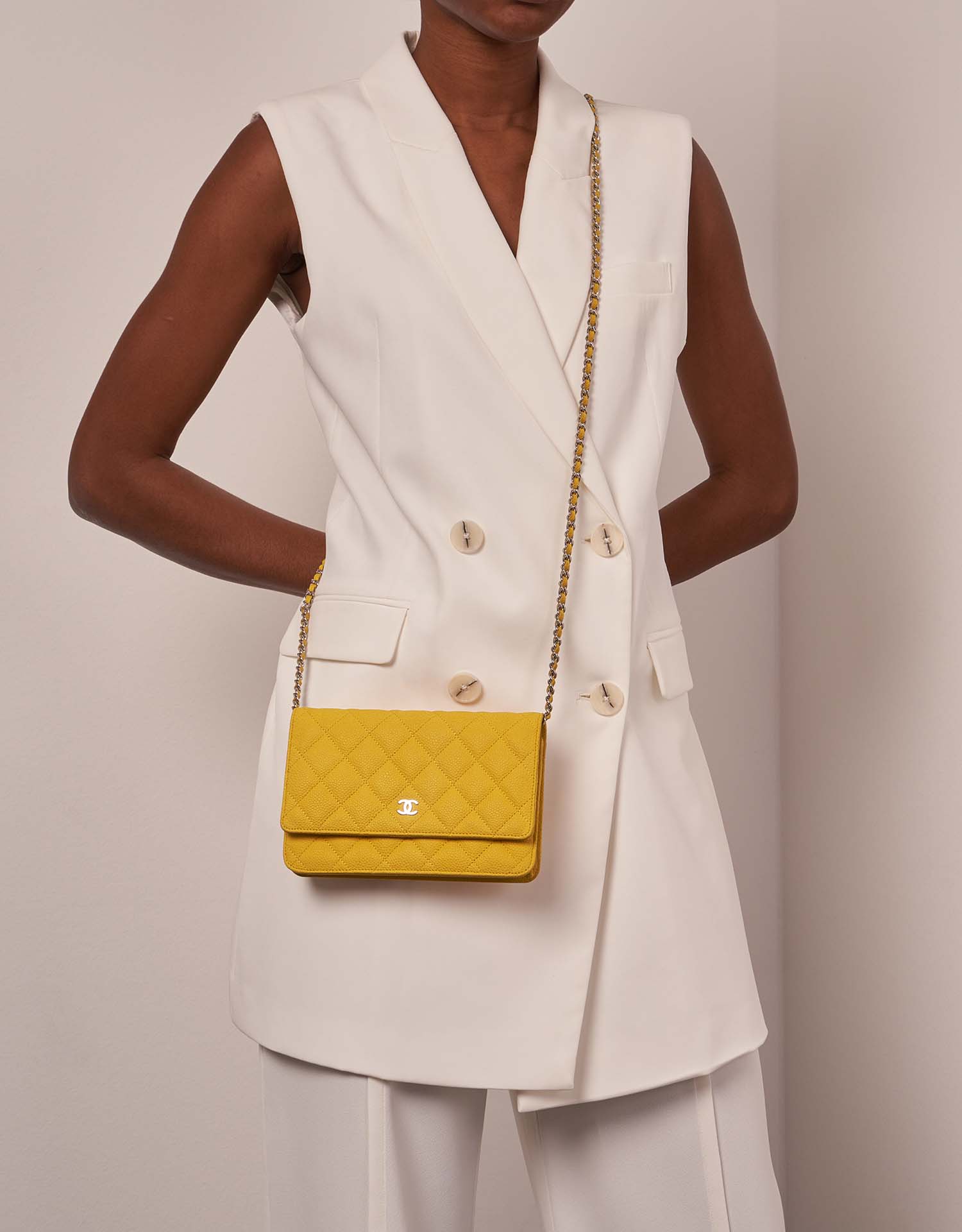 Chanel Timeless WOC Gelb Größen Getragen | Verkaufen Sie Ihre Designer-Tasche auf Saclab.com