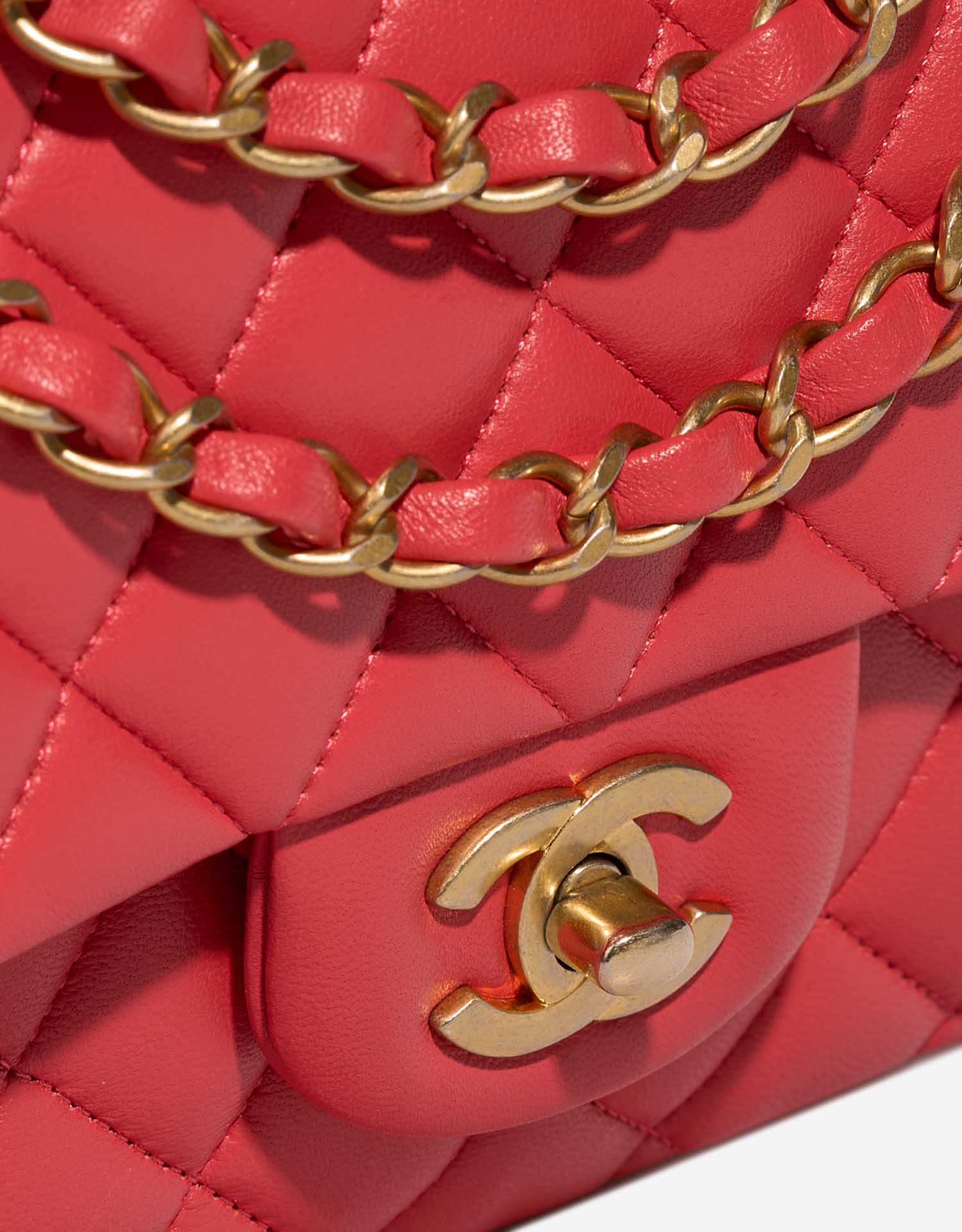 CHanel Timeless Medium Red Closing System  | Sell your designer bag on Saclab.com